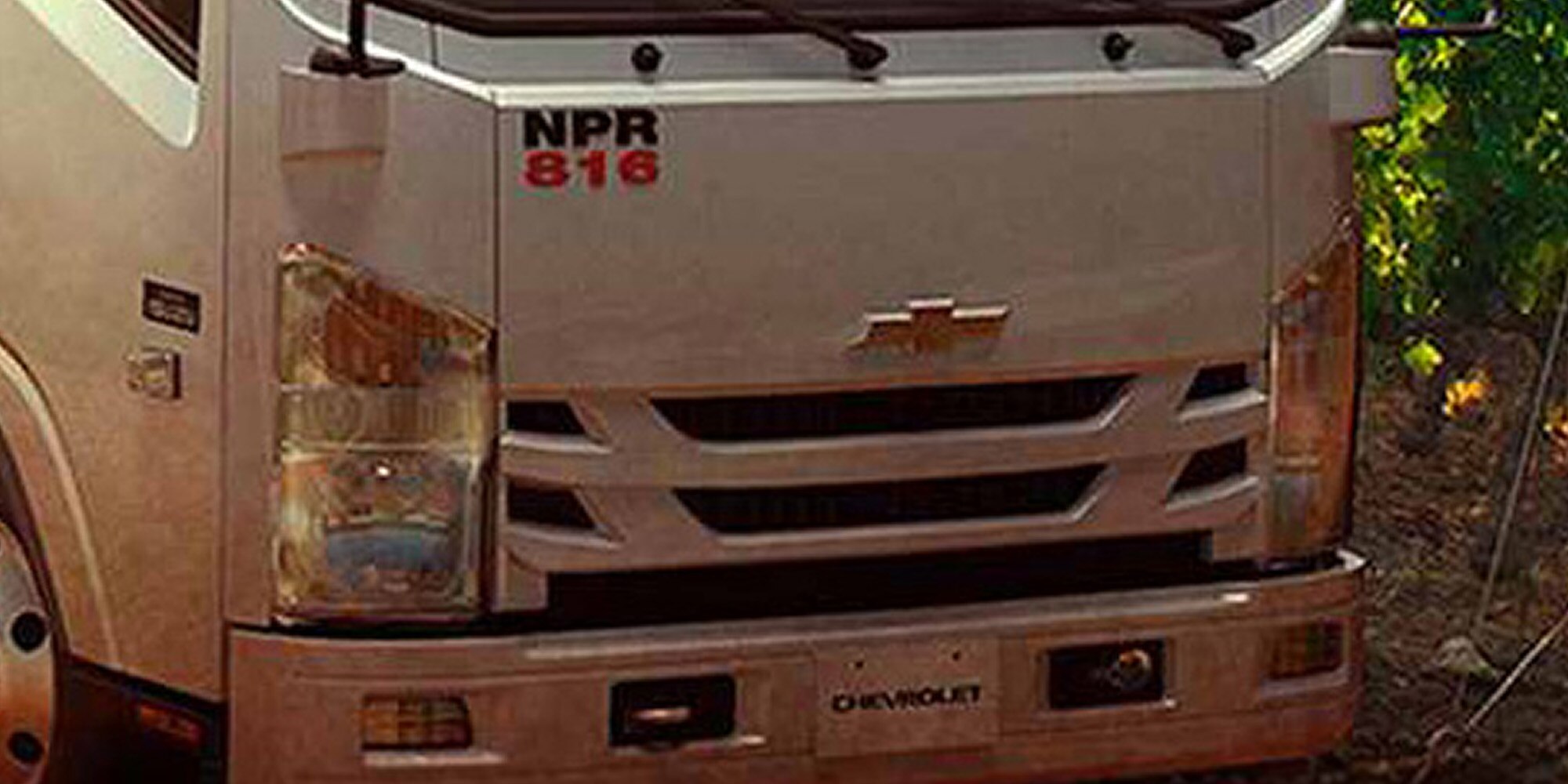 Camión npr 816 parachoque