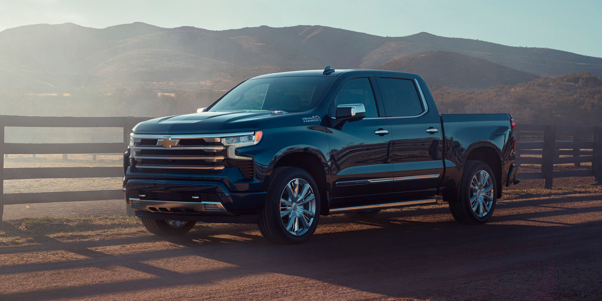 Chevrolet Silverado vista exterior en carretera rural